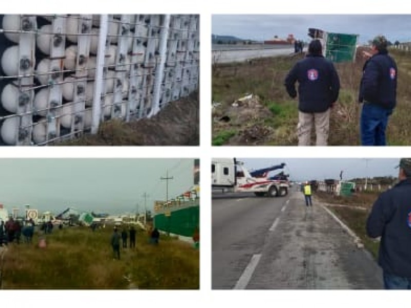 Cierran autopista Puebla-Orizaba por volcadura de trailer