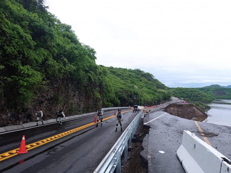 Cierran autopista siglo XXI de Uruapan a Nueva Italia