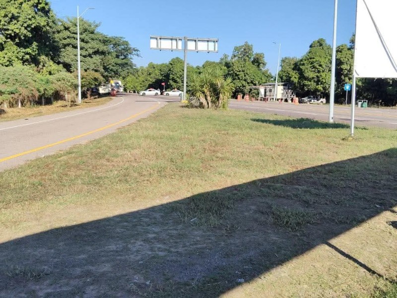 Cierran autopista Tepic-Mazatlán por bloqueos y enfrentamientos armados