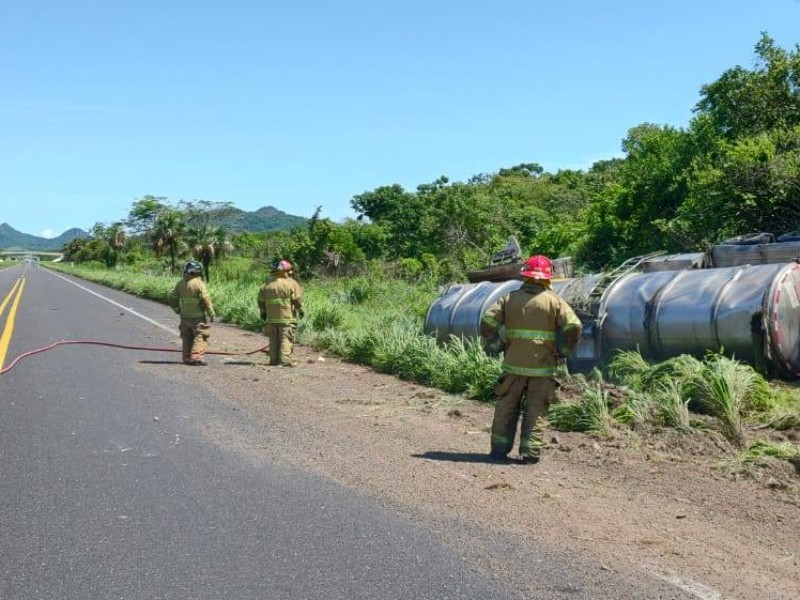 Cierran autopista Tepic-Mazatlán por riesgo con pipa con alcohol