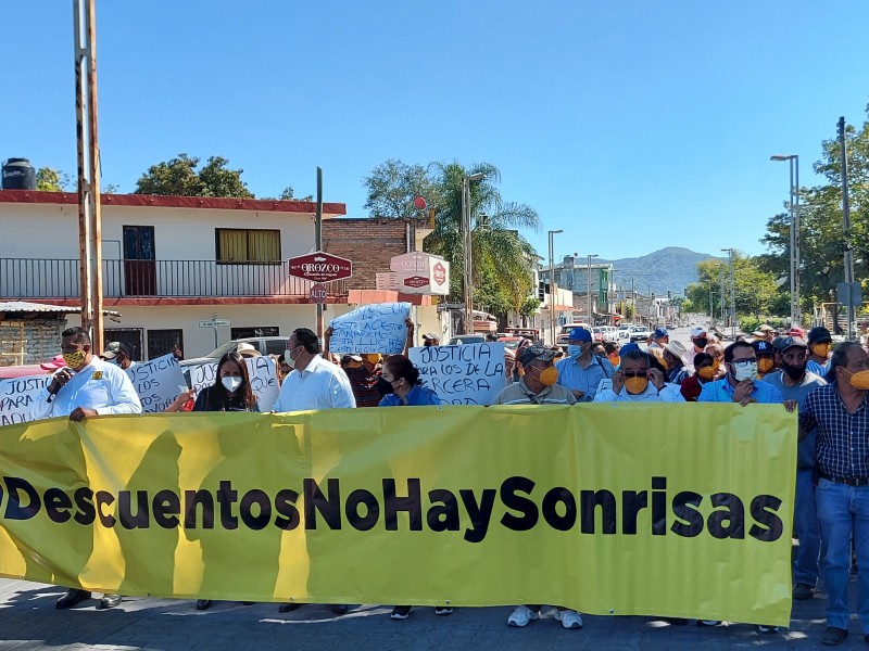 Cierran avenida México para exigir descuento aplicable en impuestos
