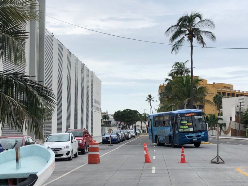 Cierran bulevar Manuel Ávila Camacho por lanchas de pescadores