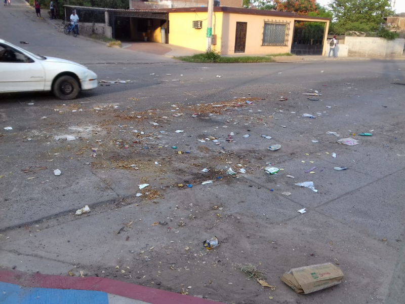 Cierran calle con basura, los carros la destrozan