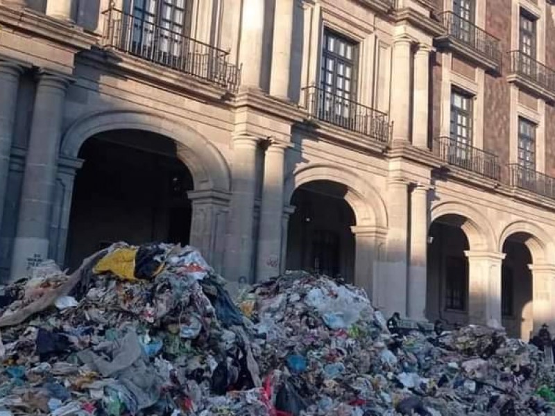 Cierran calle con basura trabajadores del Ayuntamiento de Toluca