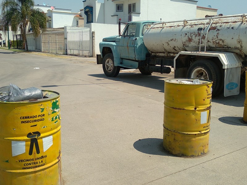 Cierran calle en Brisas del Lago por inseguridad