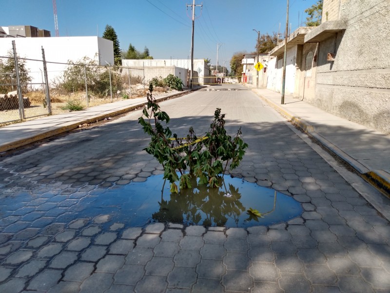 Cierran calle pidiendo reparar drenaje