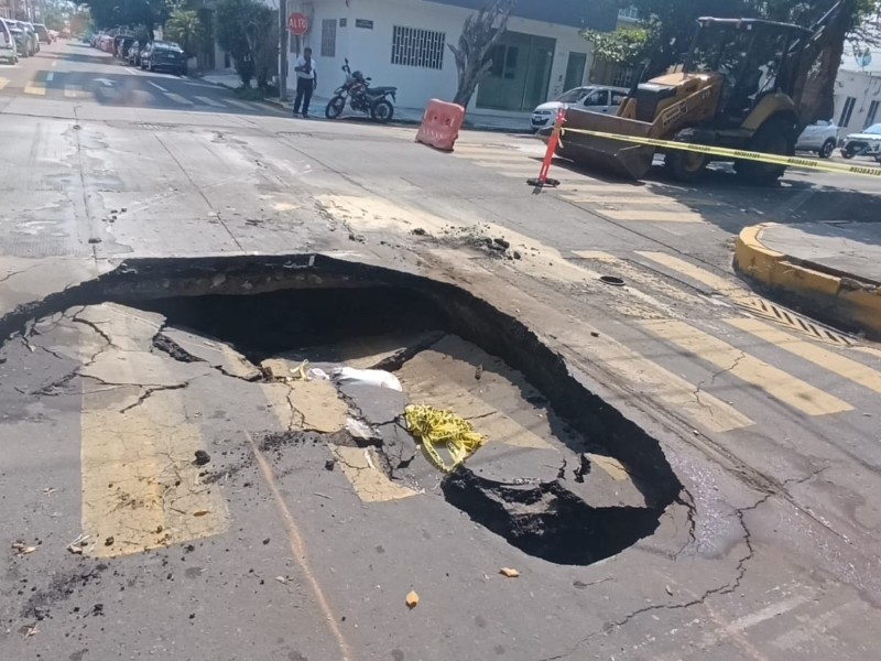 Cierran calle por reparación de socavón en colonia Flores Magón