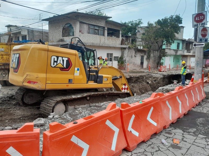 Cierran calle Querétaro por obras en red de drenaje