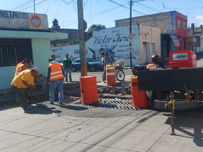 Cierran calle Querétaro por reparación de rejilla