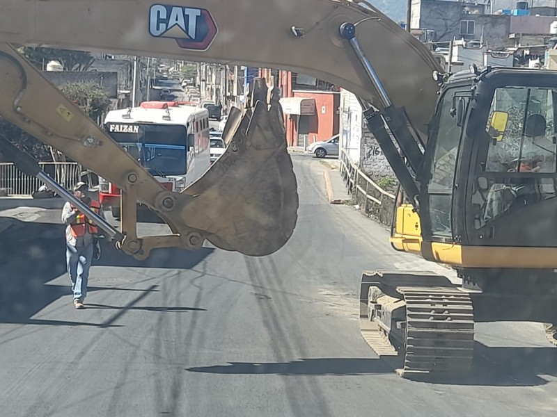 Cierran calle Querétaro por trabajos de rehabilitación de su puente