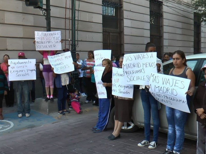 Cierran calle Victoria para pedir apoyos gubernamentales