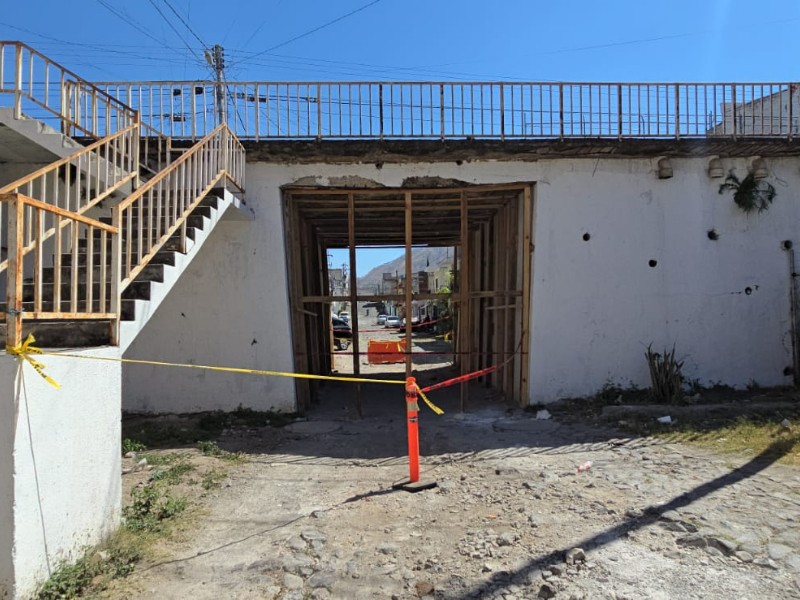 Cierran calle Zaragoza por riesgo de colapso de puente vehicular