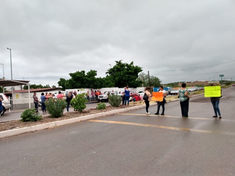 Madres de ETI 71 protestan y cierran bulevar