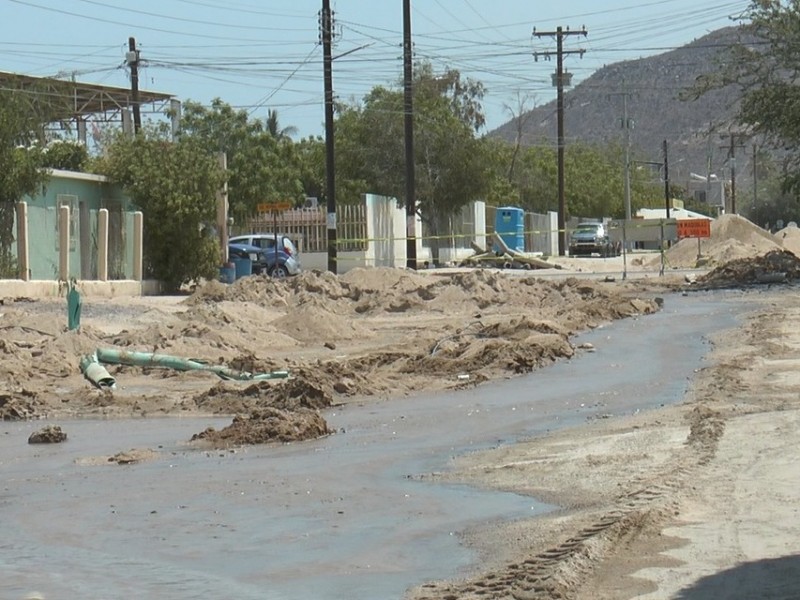 Cierran calle por fuga de agua en colonia Los Olivos