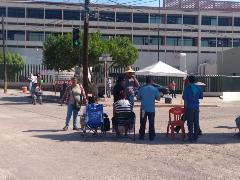 Cierran calles, se manifiestan contra IMSS