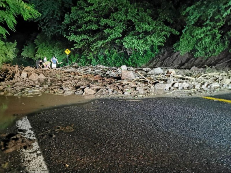 Cierran carretera 45 por deslave