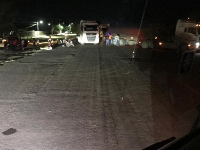 Cierran carretera Cerro de Ortega a Tecomán por balacera