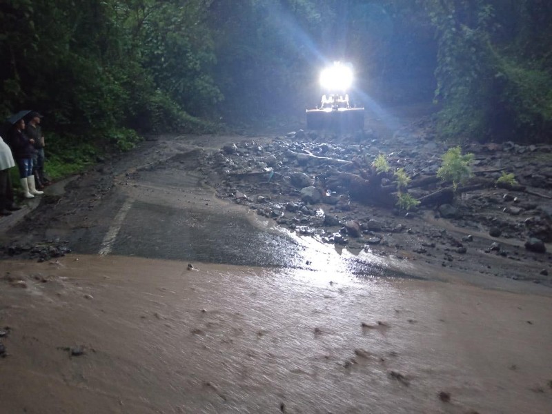 Cierran carretera Comala-San Antonio por derrumbe en kilómetro 19