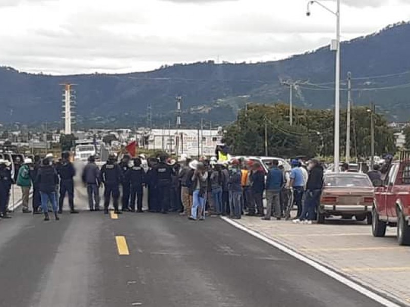 Cierran carretera ejidatarios de Libres por uso de cañones antigranizo