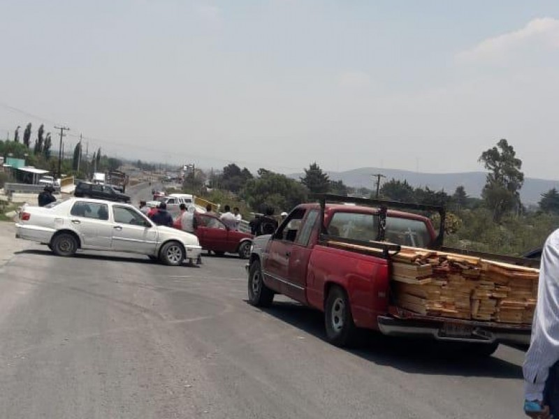 Cierran carretera en Cañada en protesta a servicios