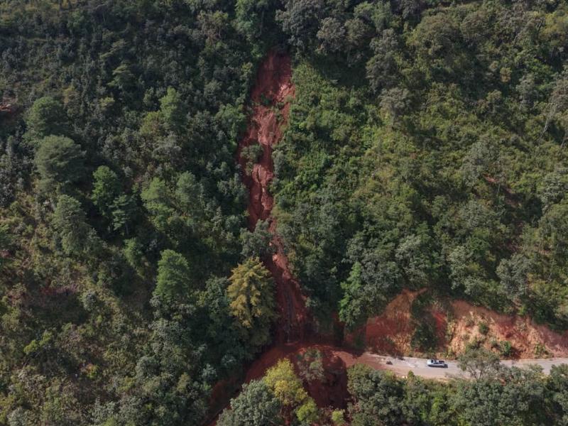 Cierran carretera en Tenancingo tras deslizamiento de tierra