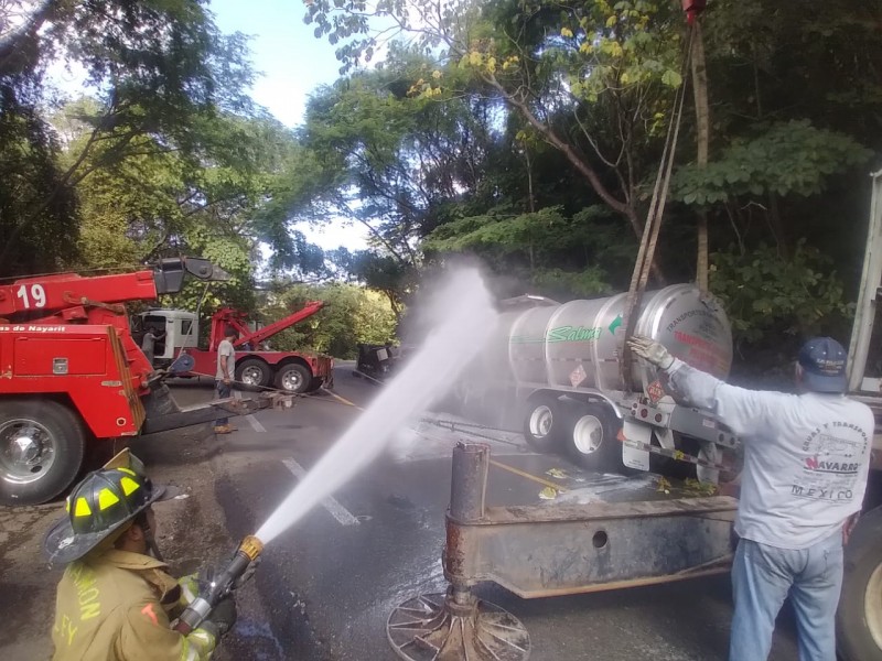 Cierran carretera federal 200 por volcadura de camión cisterna