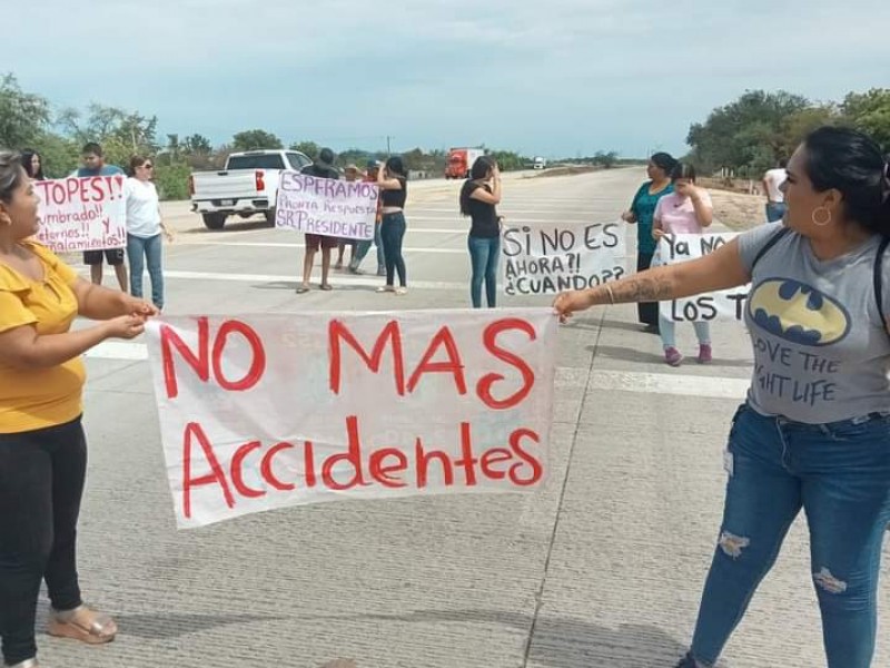 Cierran carretera federal por frecuentes accidentes en Estación Don