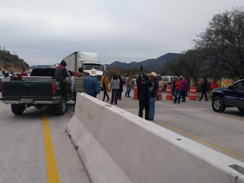 Cierran carretera internacional pobladores del Cibuta.