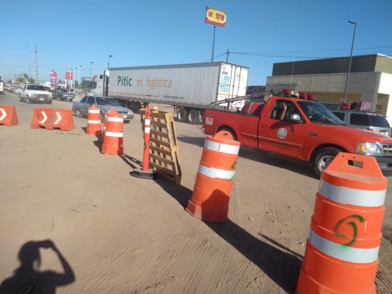 Cierran carretera por obra