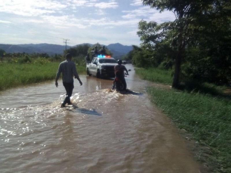 Cierran carretera Zacualpan-Las Varas por crecida de río