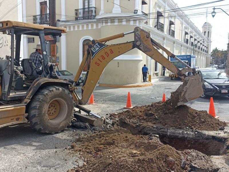 Cierran circulación en calle Veracruz por reparación de tubería