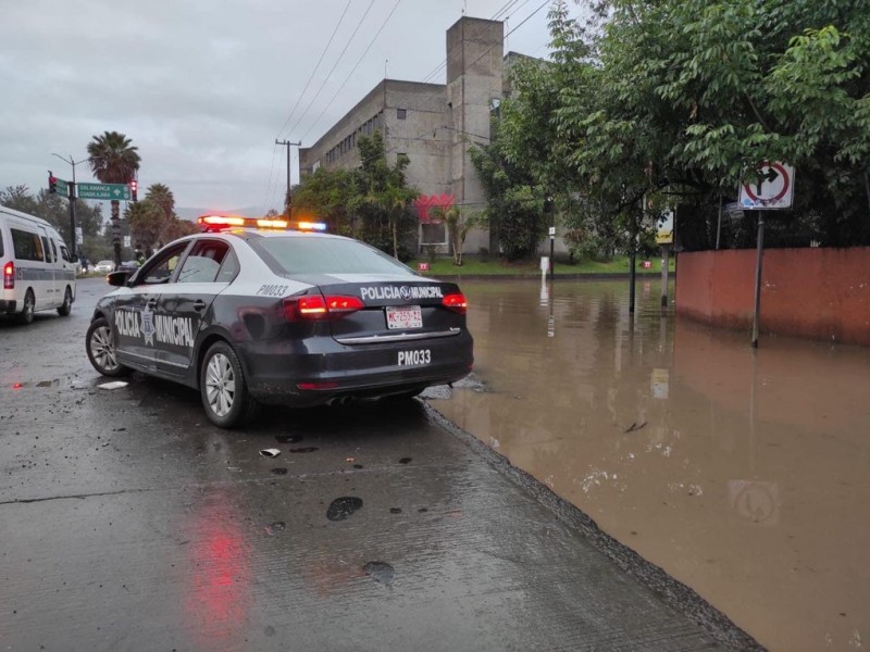 Cierran circulación en Siervo de la Nación por inundación