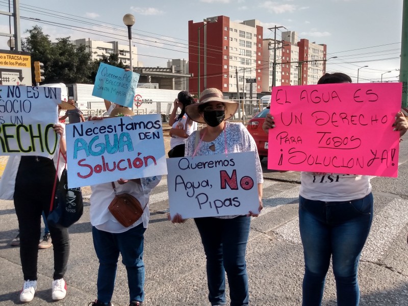 Cierran Colón y tren para exigir agua en Santa María