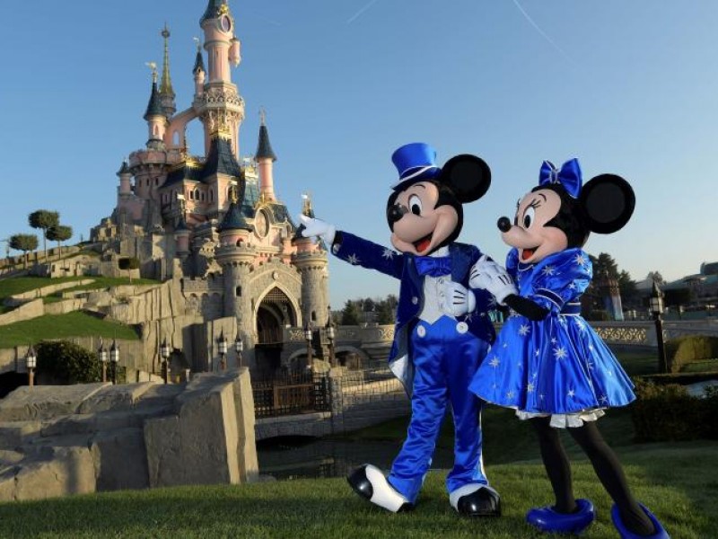 Cierran Disneyland de Florida y París por coronavirus