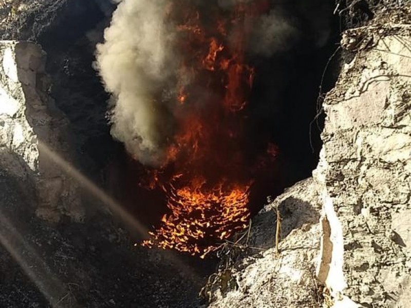 Cierran Eje Metropolitano por incendio en tubería