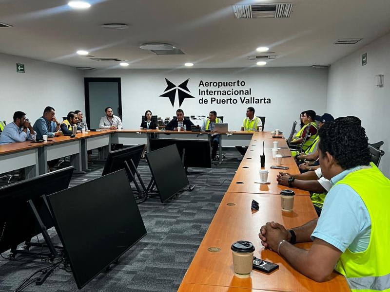 Cierran el aeropuerto de Puerto Vallarta por el huracán Simon