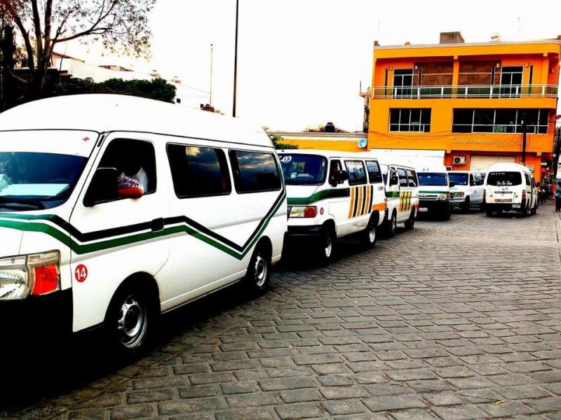 Cierran entrada y salida a transporte público en Acatlán