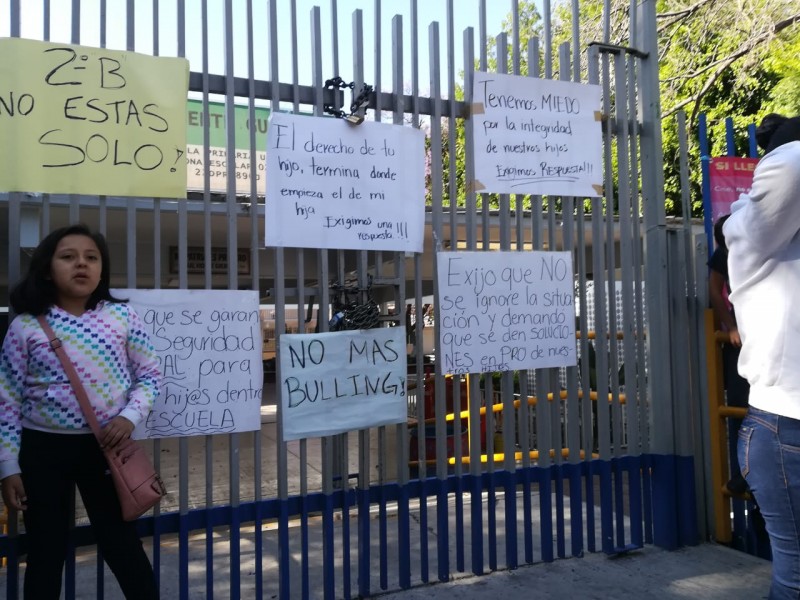 Cierran escuela padres de familia por 