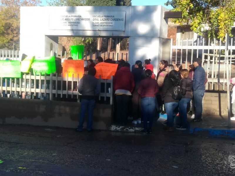 Cierran escuela por inundaciones de aulas, padres...