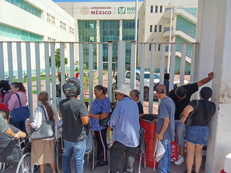 Cierran Hospital General de Culiacán por reporte de gente armada al interior