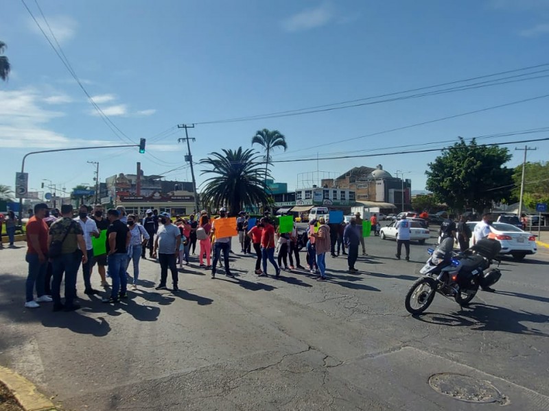 Cierran Insurgentes y Rey Nayar trabajadores de bares y restaurantes