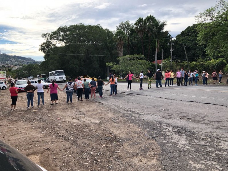 Cierran la carretera Tepic-Miramar