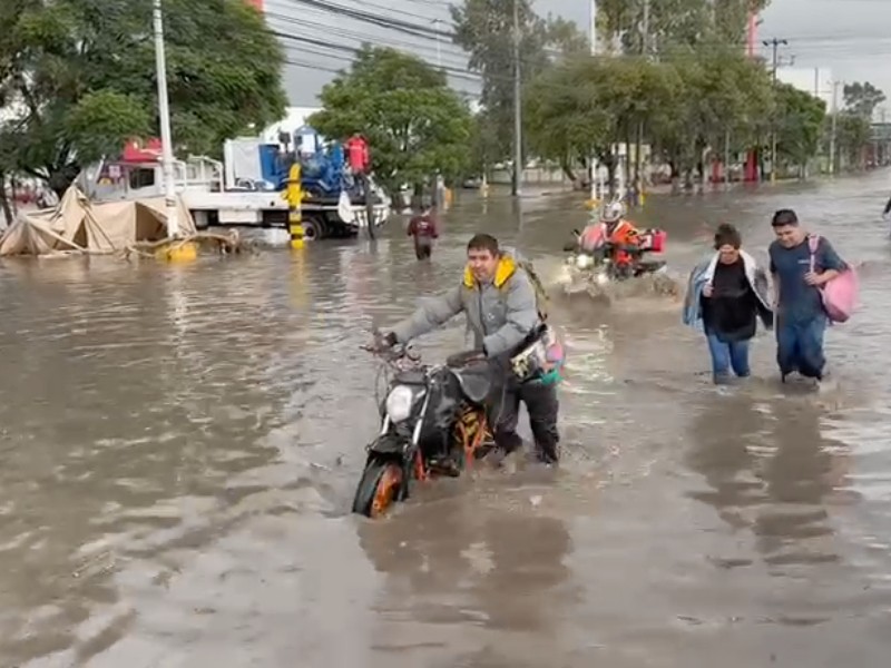 Cierran la vía José López Portilo tras inundación severa
