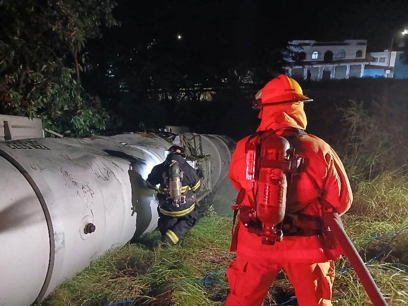 Cierran libramiento Ejército Mexicano por volcadura de tanque cisterna con diésel