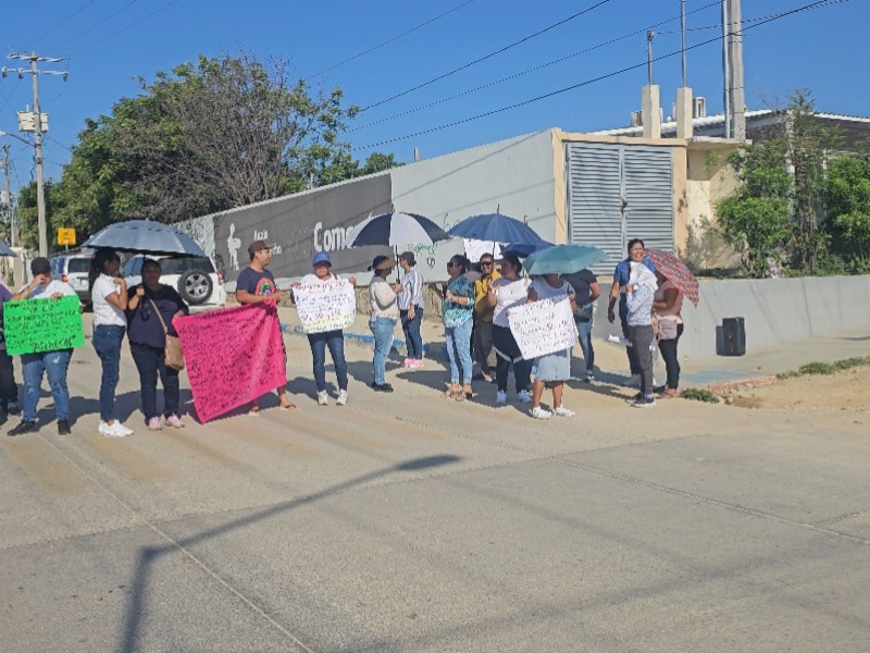 Cierran padres de familia de la escuela Ford calle Johan Sebastian Bach