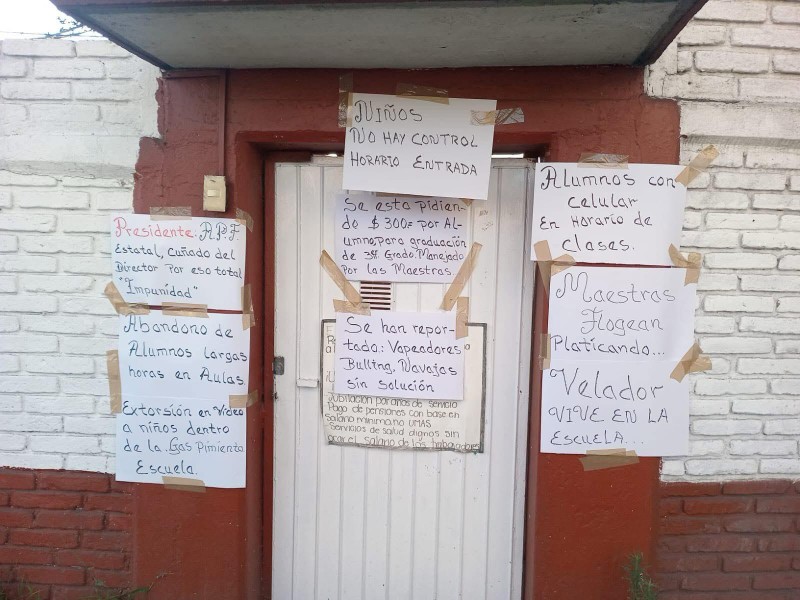 Cierran padres de familia la Telesecundaria “Ángel Hermida” en Banderilla