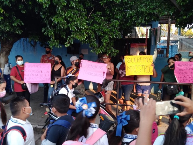 Cierran padres primaria en San Jeronimito, Petatlán, exigen maestros