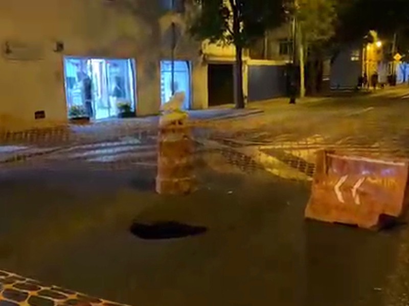 Cierran parte de Av Universidad para atender socavón en Altamirano Cierran parte de Av Universidad para atender socavón en Altamirano