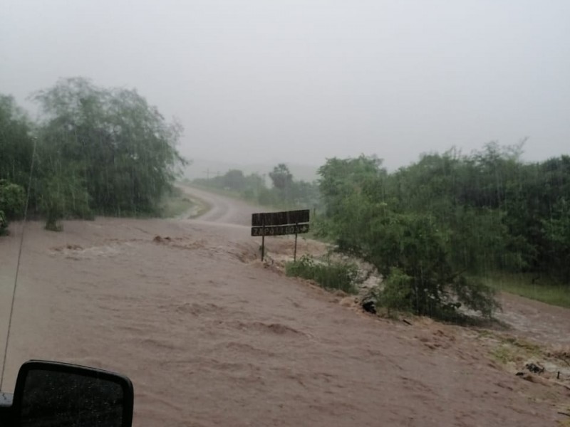 Cierran paso en Huajicori por creciente de río; advierte SSyPC