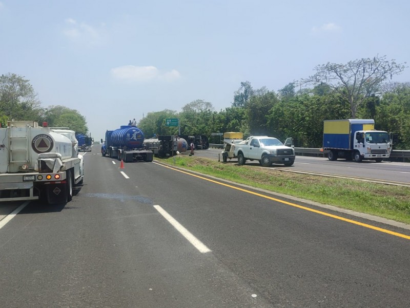 Cierran paso por pipa volcada en Cañada Rica; continúan trabajos